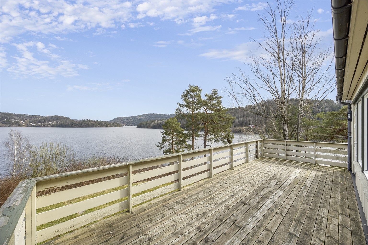 Helt rå utsikt! På eiendommen er det sol fra tidlig morgen til ca. kl. 20:00 midtsommers.