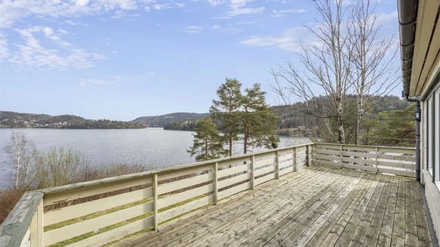 Helt rå utsikt! På eiendommen er det sol fra tidlig morgen til ca. kl. 20:00 midtsommers.