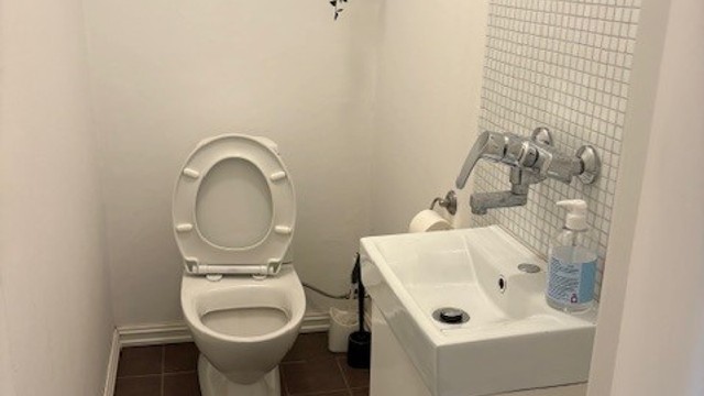 Toalettrom underetasje (utleiedel - ikke byggemeldt og godkjent)