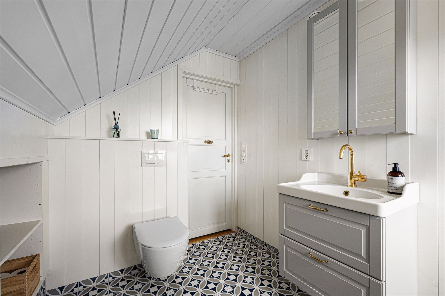 Badet er smakfullt innredet og passer godt til resten av huset. Legg merke til alle elementene med armatur og håndtak i messing.