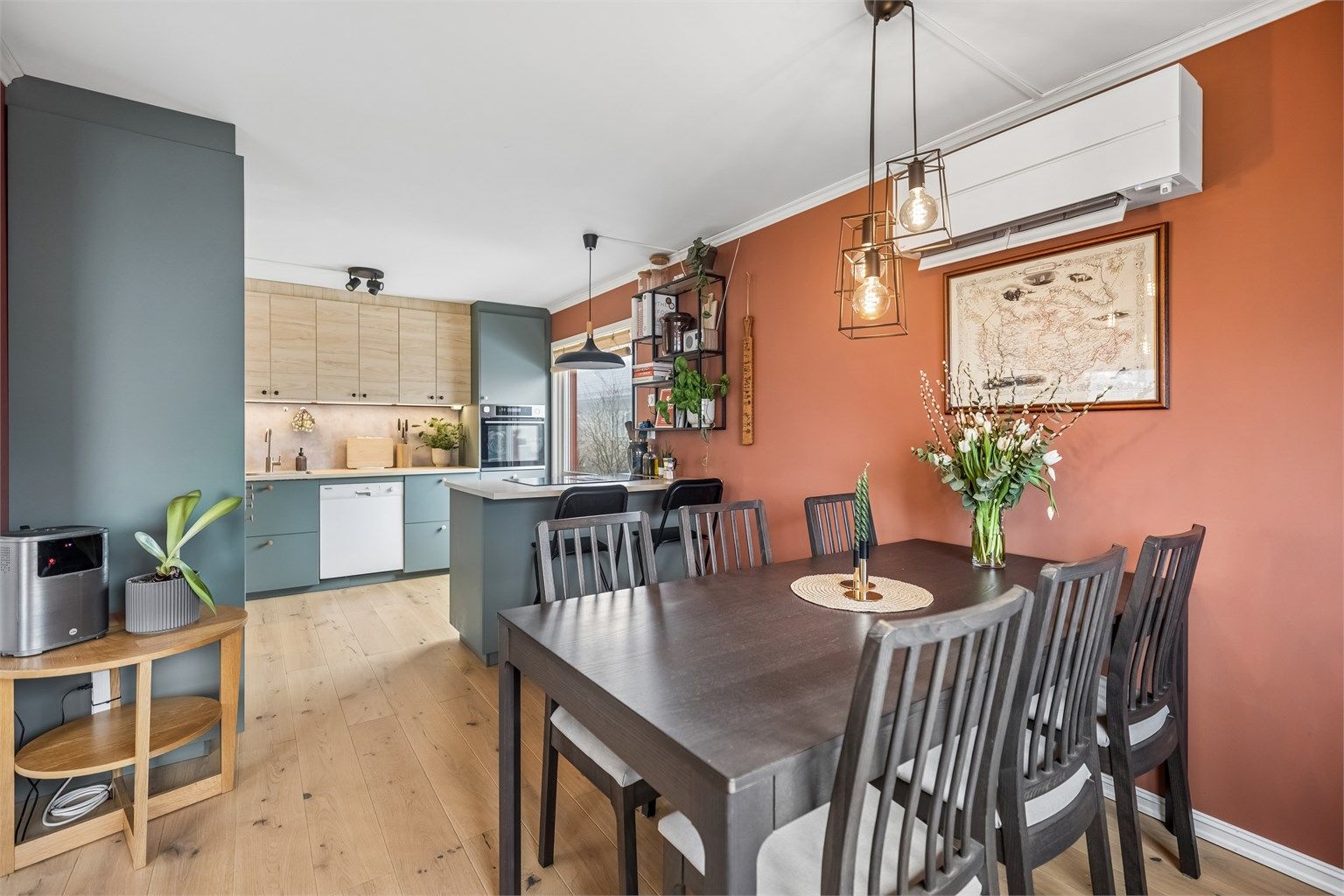 Her er det godt med benk- og skapplass. Integrert stekeovn, platetopp, kjøleskap m/fryser samt frittstående oppvaskmaskin medfølger. 