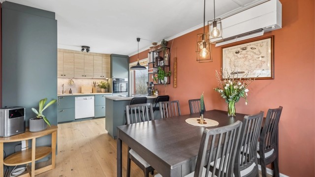 Her er det godt med benk- og skapplass. Integrert stekeovn, platetopp, kjøleskap m/fryser samt frittstående oppvaskmaskin medfølger.