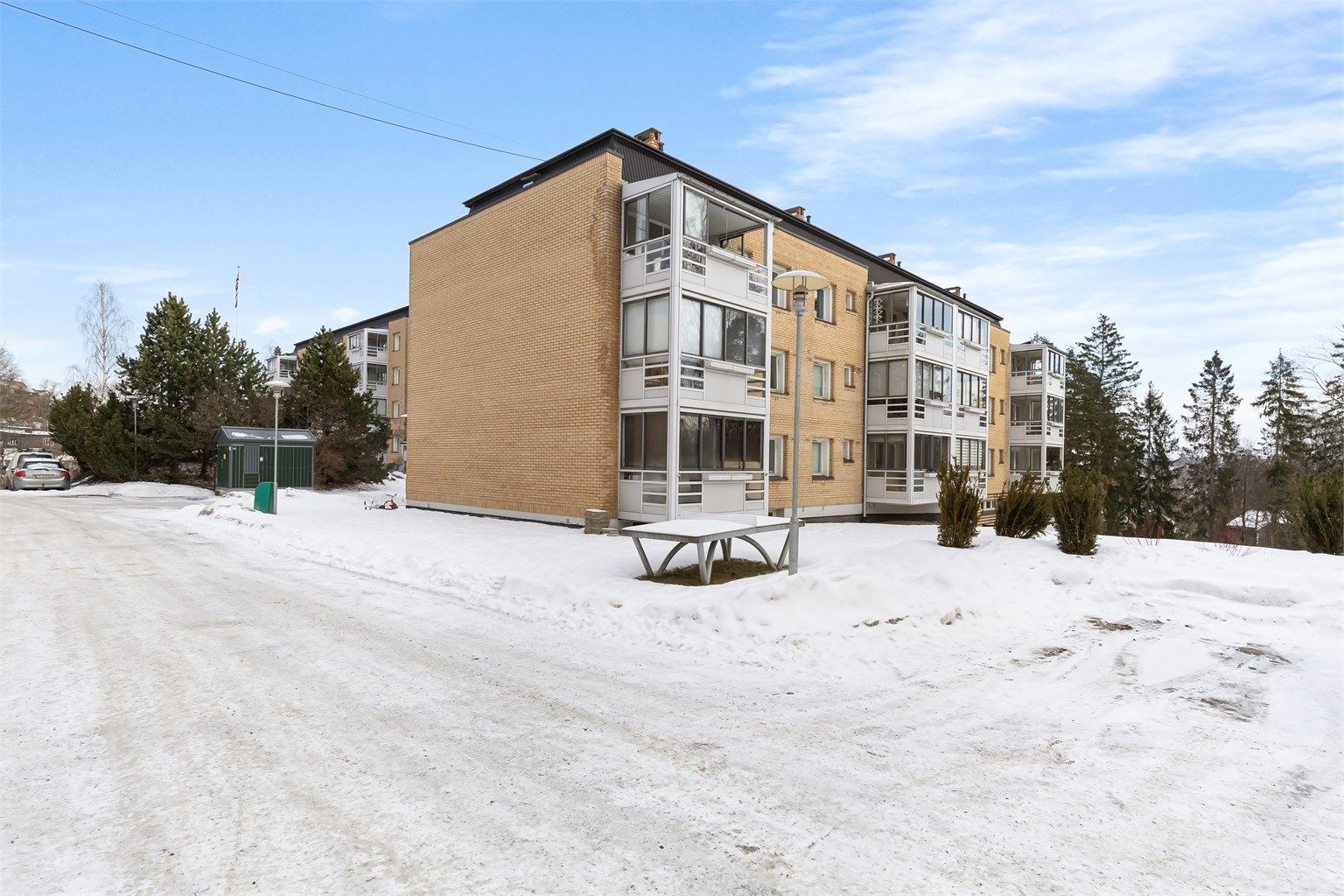 Leiligheten har en hyggelig sydvendt, innglasset balkong som fungerer som en forlengelse av stuen