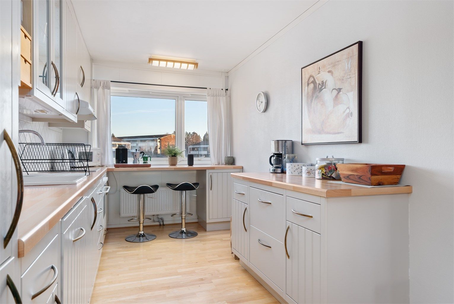 Kjøkkeninnredningen er fra 2003 og er godt vedlikeholdt samt tidløs. Integrert stekeovn, platetopp, oppvaskmaskin og kjøleskap med fryser. 