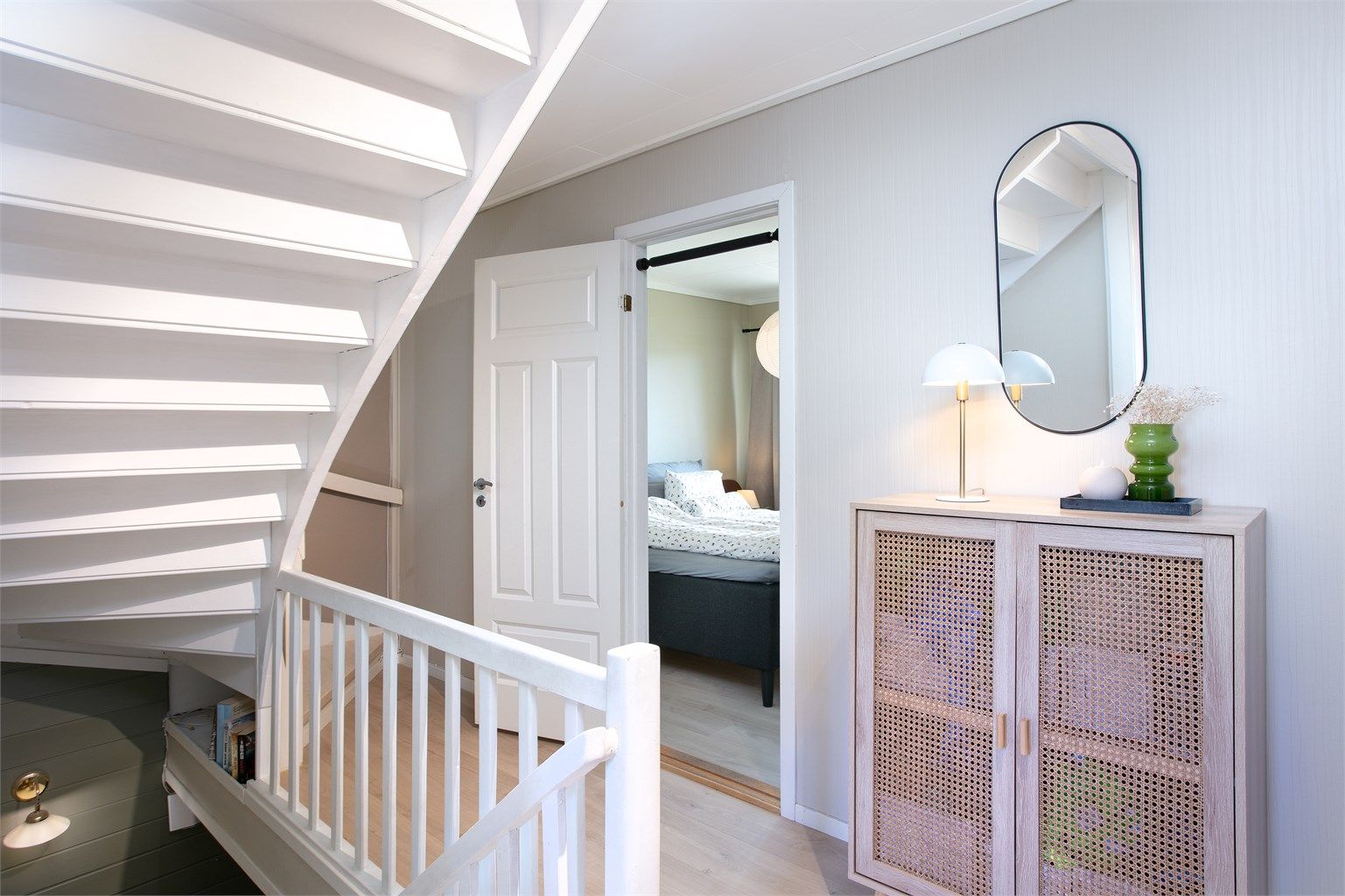 Fra gangen er det inngang til etasjens soverom og bad.