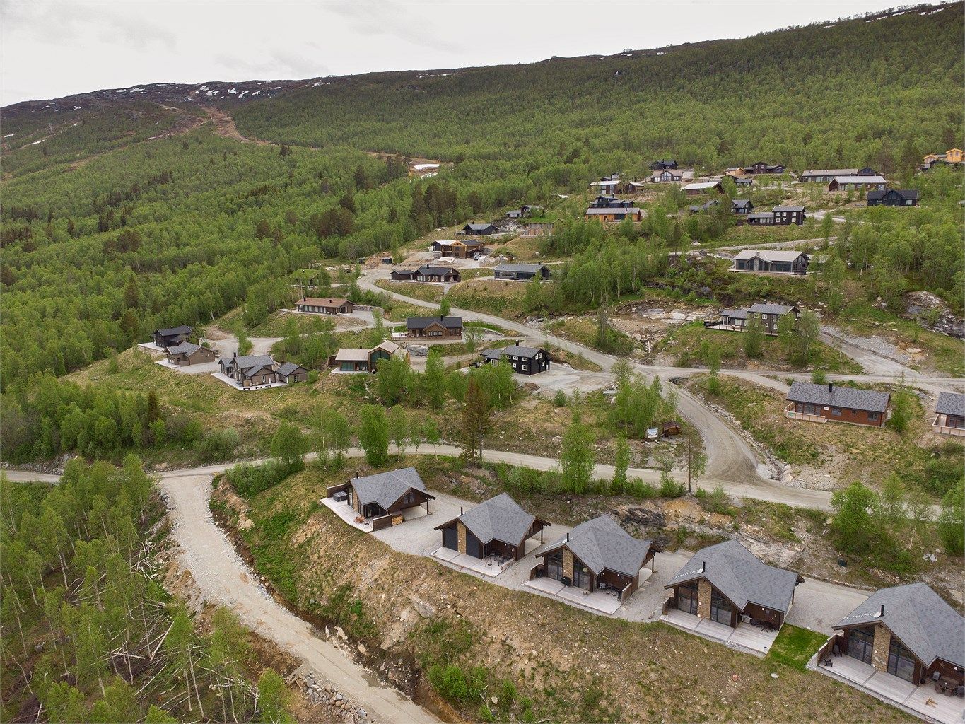 Hyttefeltet ligger i et snøsikkert område med preparerte skiløyper like i nærheten.