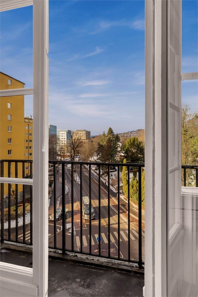 Solrik balkong med plass til lite bord og stoler. 