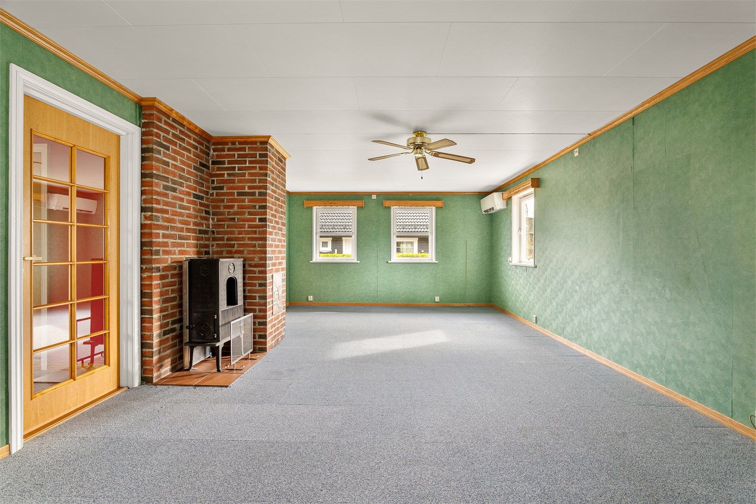 Potensialet i boligen er spennende og stort. Innvendige overflater er hovedsakelig fra byggeåret og naturlig gjenstand for utskiftning.