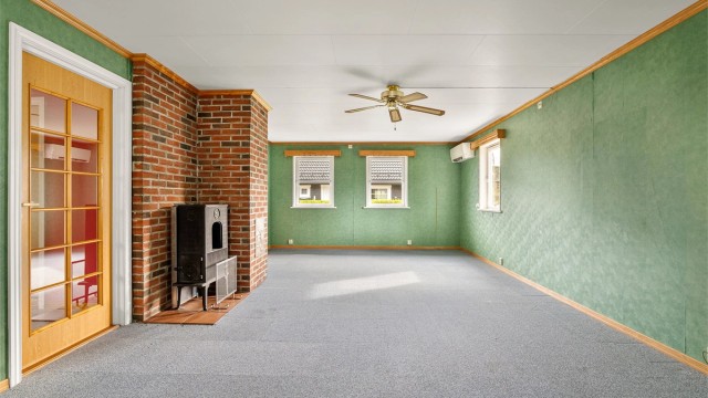 Potensialet i boligen er spennende og stort. Innvendige overflater er hovedsakelig fra byggeåret og naturlig gjenstand for utskiftning.