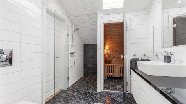 Dusjhjørne med dør. Vegghengt dusjarmatur. Vegghengt toalett. Mekanisk avtrekk med ventil i himling.