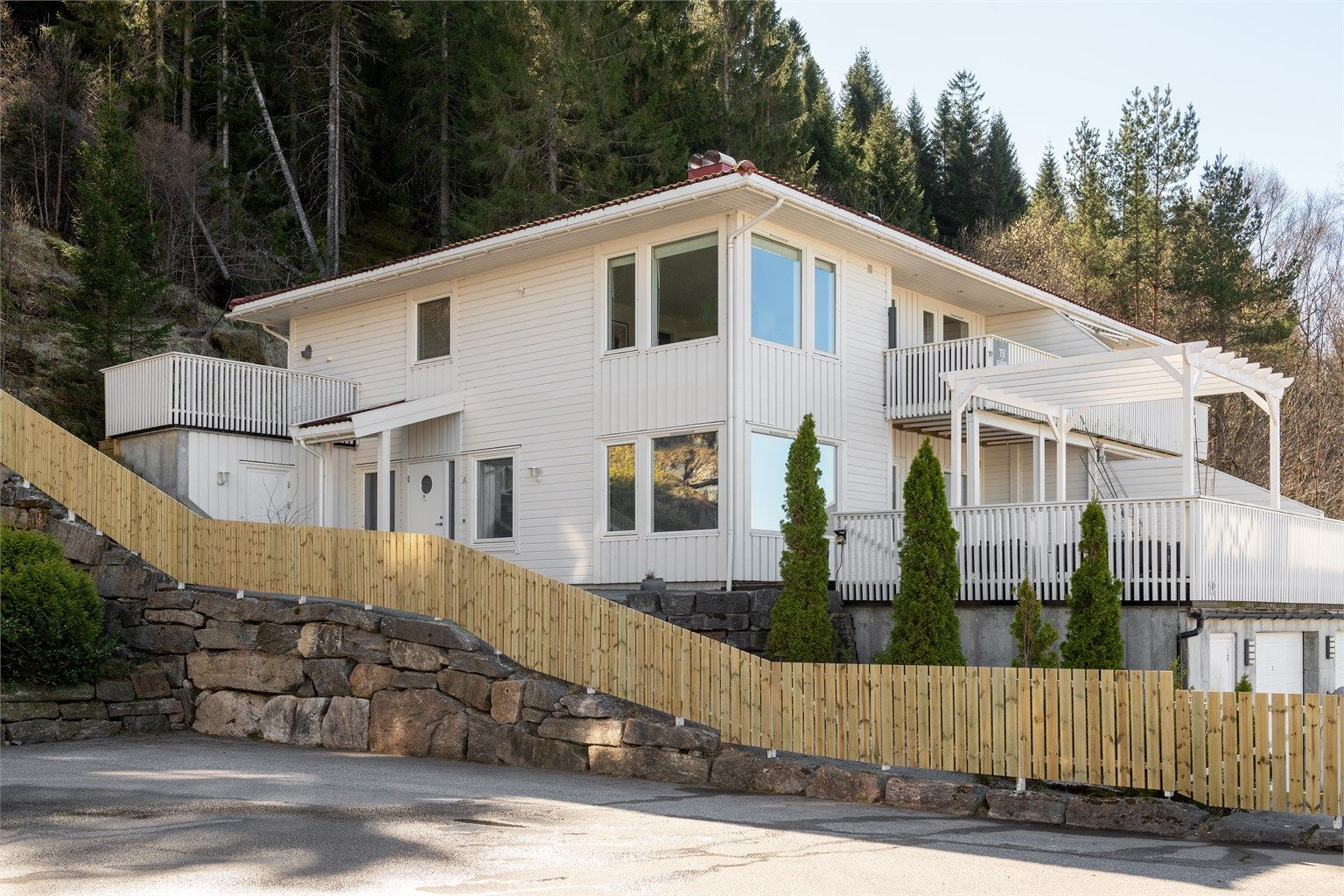 Bilde av eiendommen og fasade 