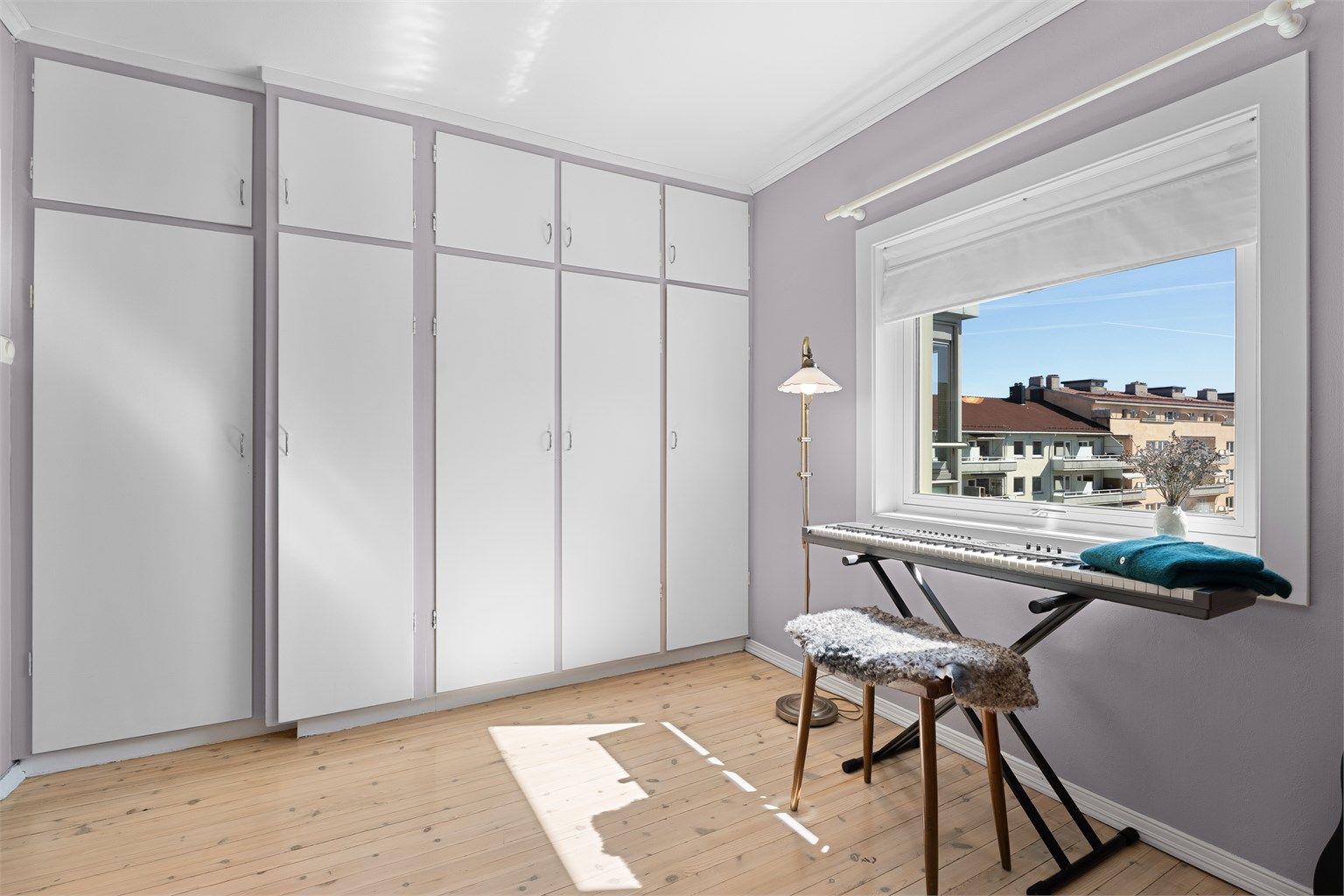 Stor innebygd garderobe 