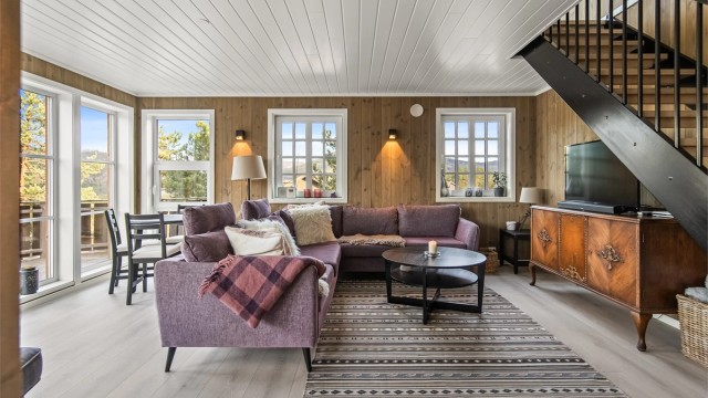 Stuen er romslig med plass til salong og go'stoler