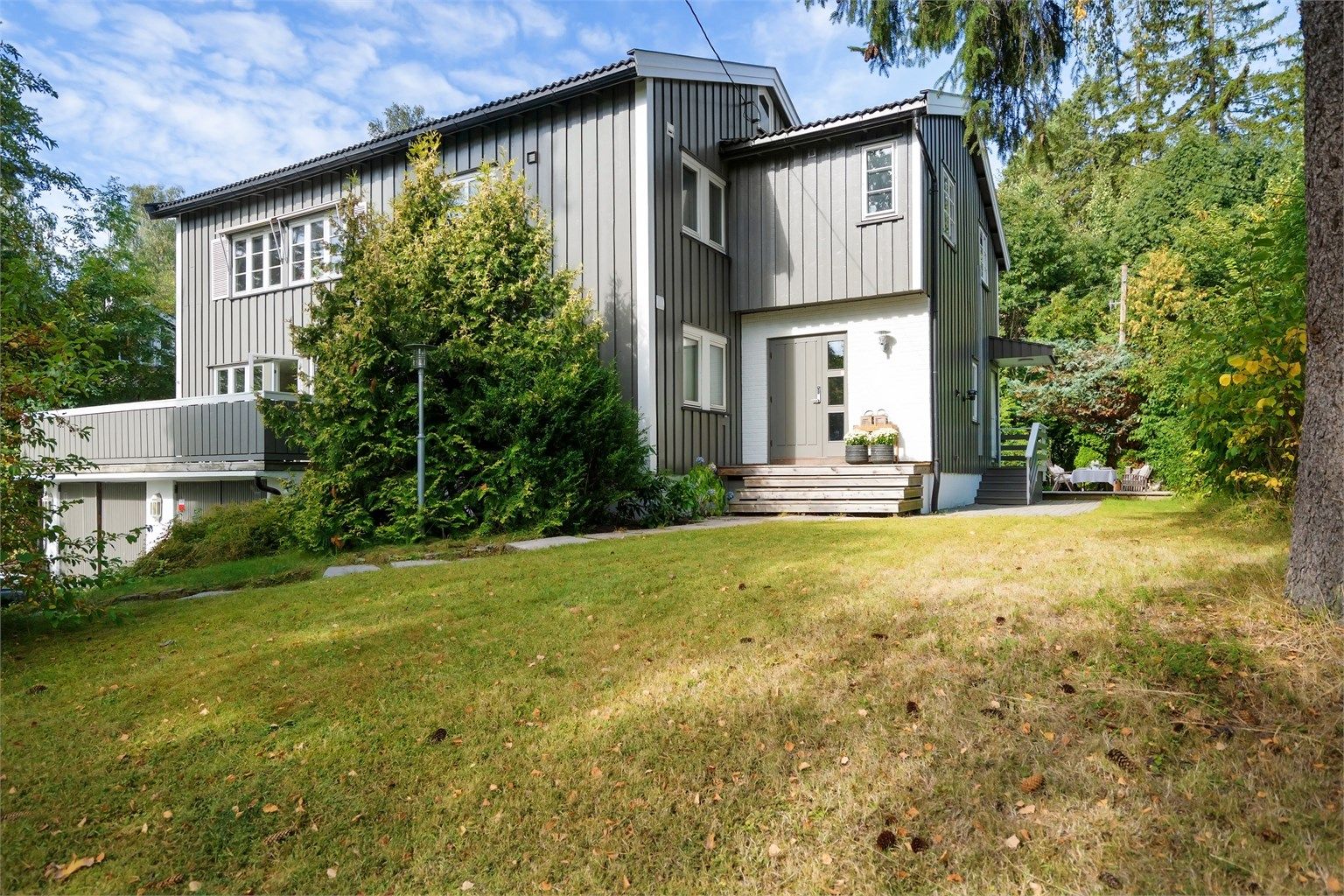 Velkommen til Dragveien 29. Foto: Zovenfra. Boligen er en flott horisontaldelt tomannsbolig på øvre Høvik