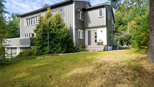 Velkommen til Dragveien 29. Foto: Zovenfra. Boligen er en flott horisontaldelt tomannsbolig på øvre Høvik