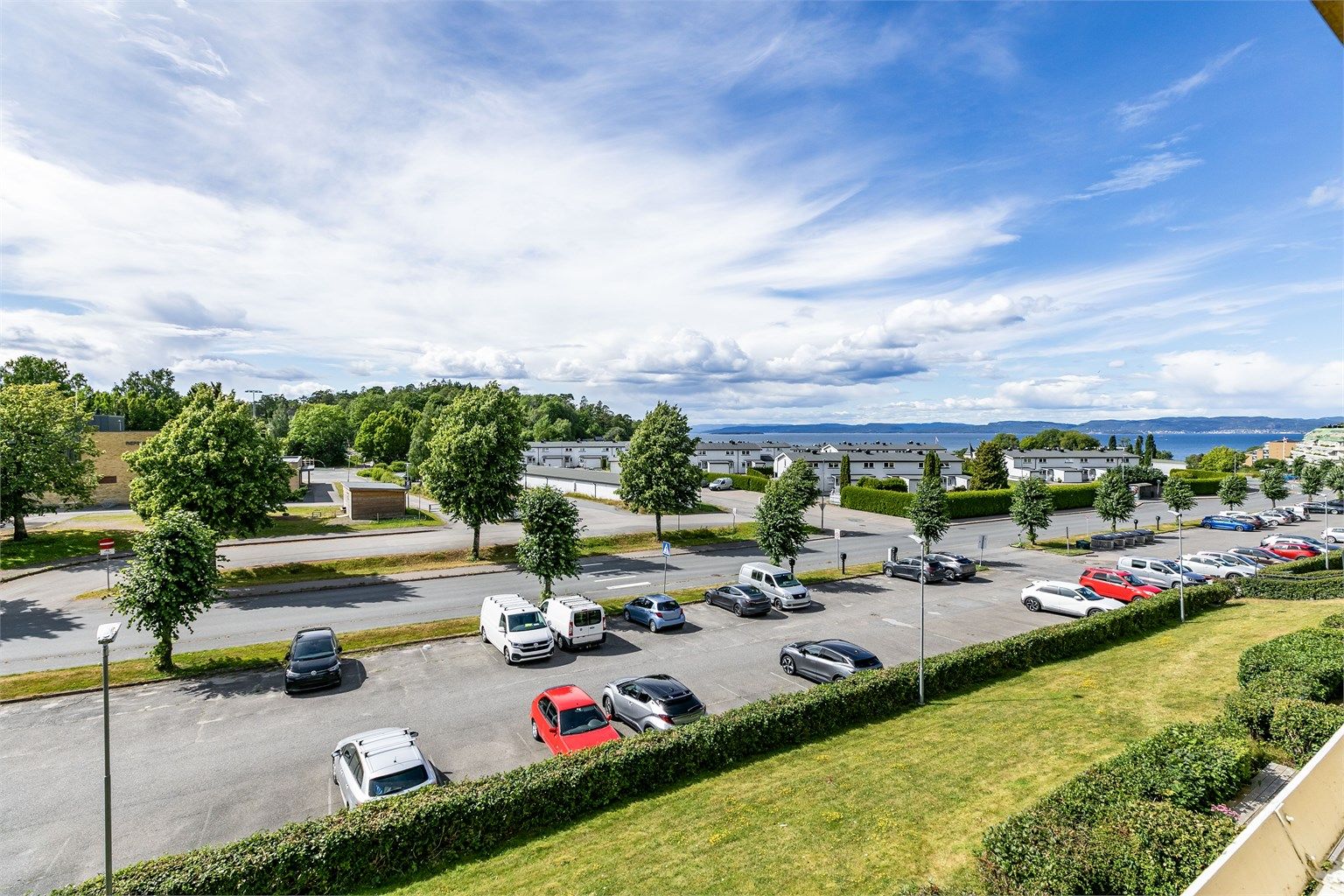 Midtsommers titter kveldssolen inn til verandaen nærmest helt til den går ned bak åsryggene på motsatt side av fjorden.
