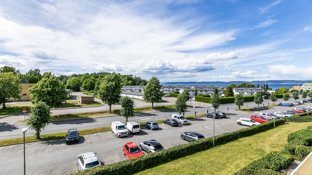 Midtsommers titter kveldssolen inn til verandaen nærmest helt til den går ned bak åsryggene på motsatt side av fjorden.
