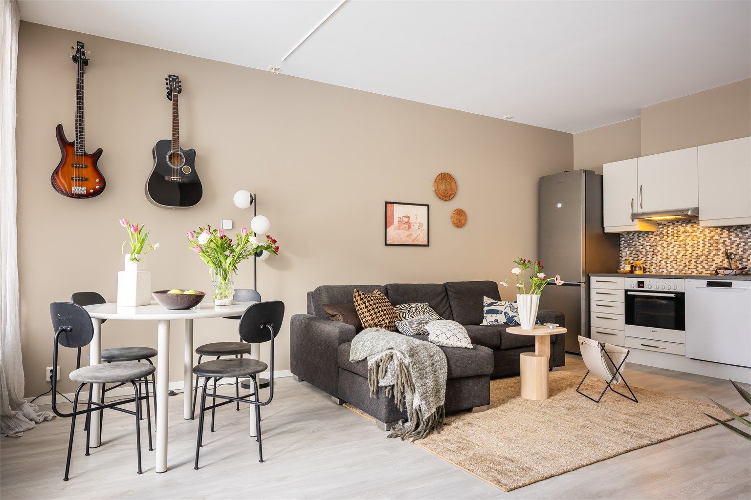 Kjøkkenet er holdt i en sosial åpen løsning mot stuen der du har god kommunikasjon med gjestene mens middagen lages.