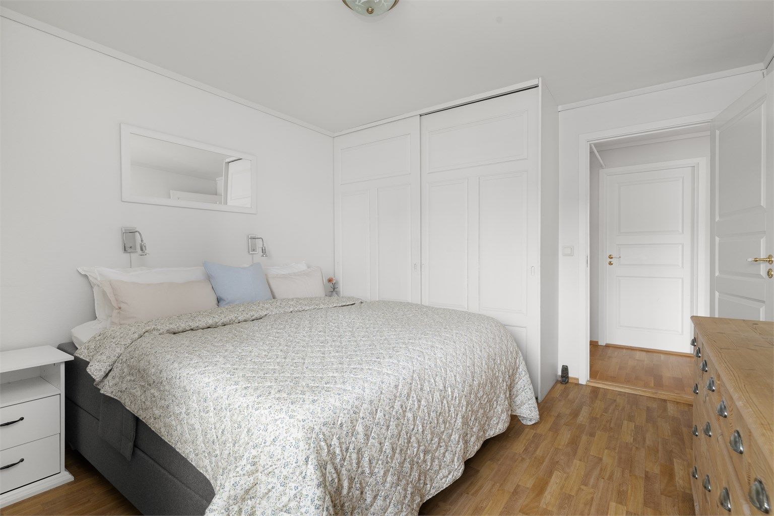 Rommet er lyst og har god plass til dobbeltseng og nattbord.