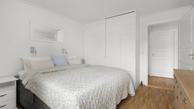 Rommet er lyst og har god plass til dobbeltseng og nattbord.