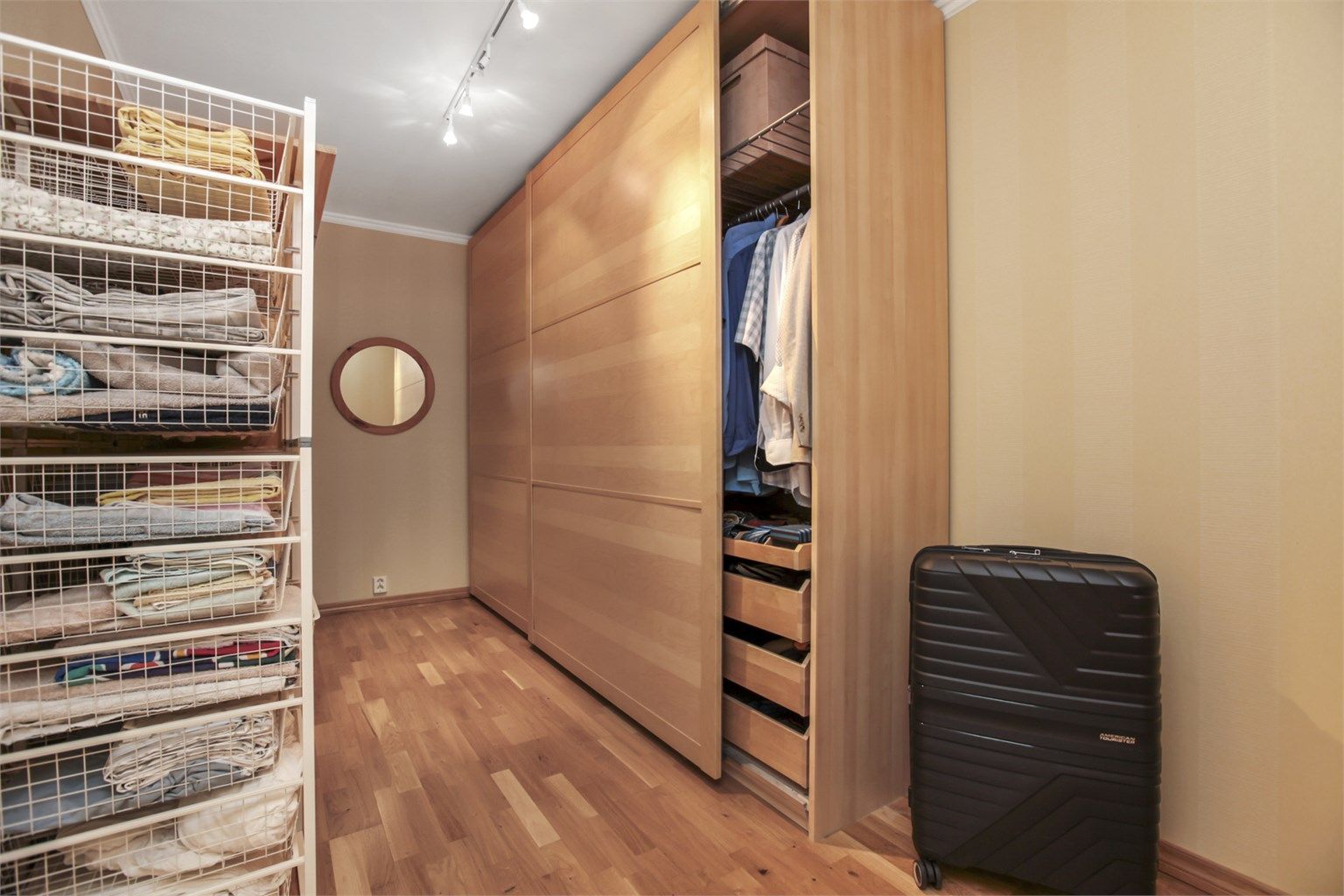 Flott walk-in garderobe med gode lagringsmuligheter for klær, sengetøy og diverse.