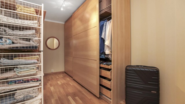 Flott walk-in garderobe med gode lagringsmuligheter for klær, sengetøy og diverse.