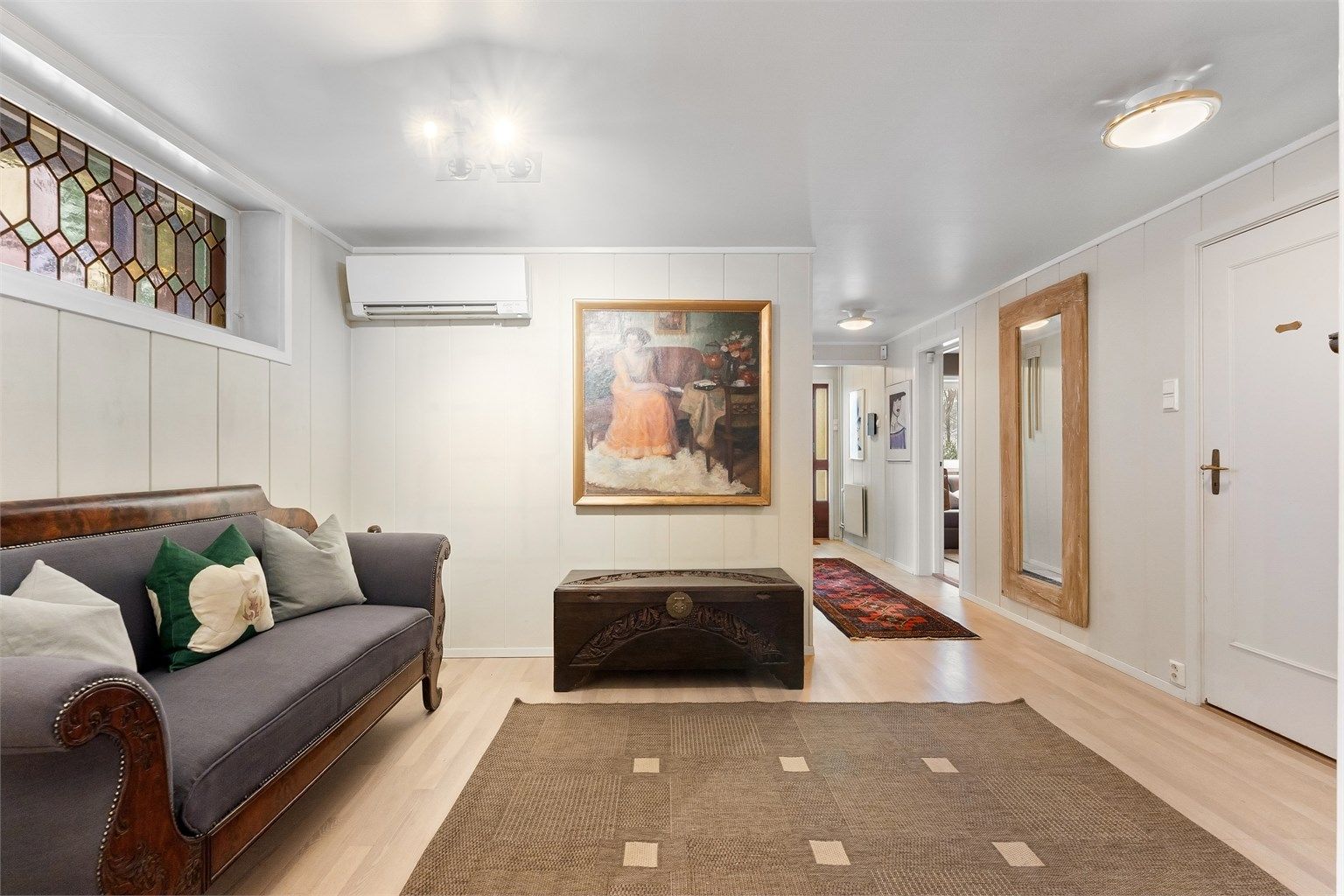 En Mitsubishi luft-til-luft varmepumpe fra 2017 bidrar til effektiv oppvarming av etasjen.