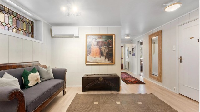 En Mitsubishi luft-til-luft varmepumpe fra 2017 bidrar til effektiv oppvarming av etasjen.