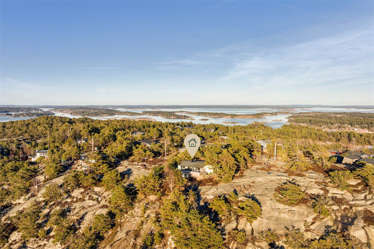 Eiendommen ligger høyt og fritt på Liatoppens vestside - midt i skjærgårdsparadiset Hvaler. Fotograf; Kristoffer Kristiansen.