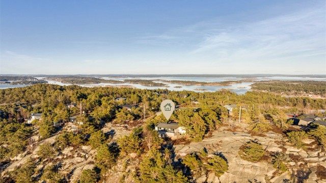 Eiendommen ligger høyt og fritt på Liatoppens vestside - midt i skjærgårdsparadiset Hvaler. Fotograf; Kristoffer Kristiansen.