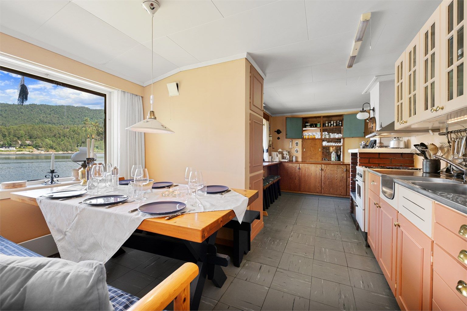Det er god plass til spisebord på kjøkkenet som er plassert ved vindu med flott utsikt over fjorden