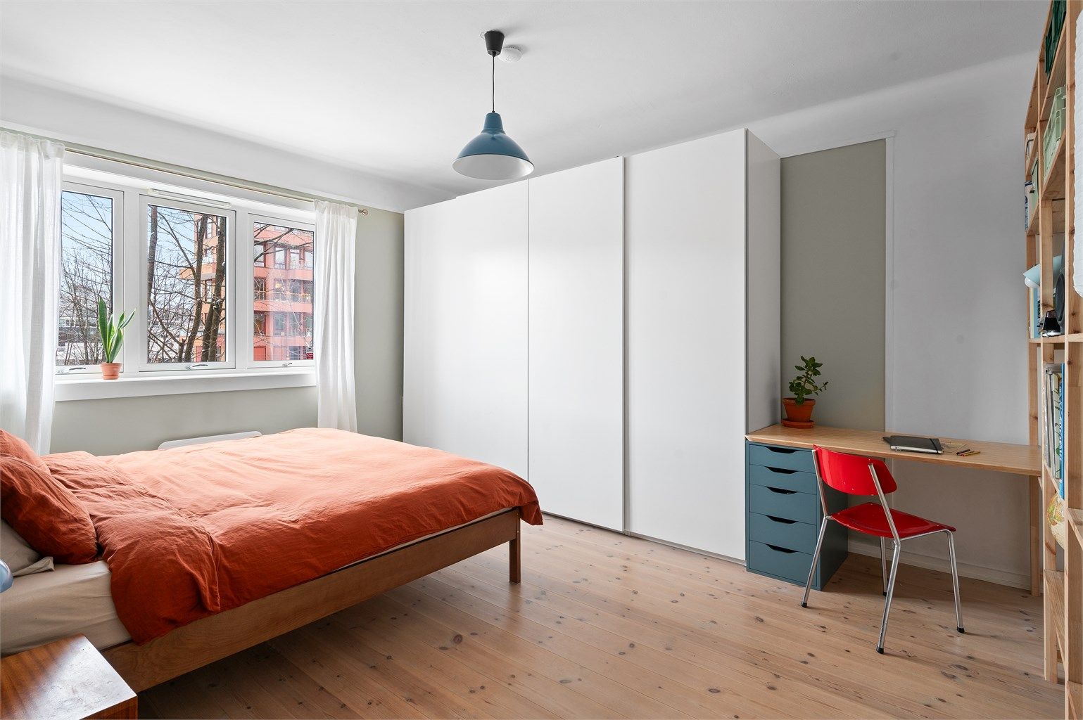 Rommet har god plass til dobbeltseng med tilhørende møblement, og svært godt med skapplass i skyvedørsgarderoben.