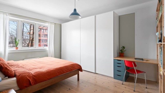 Rommet har god plass til dobbeltseng med tilhørende møblement, og svært godt med skapplass i skyvedørsgarderoben.