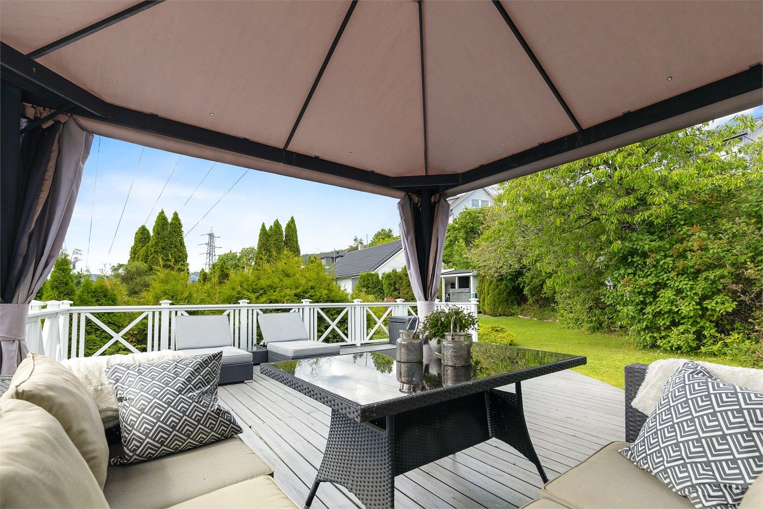 Eiendommen har svært solrike og flotte utearealer