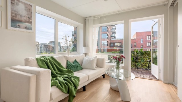 Sindre Nyhus v/ Krogsveen Løren presenterer en flott og arealeffektiv 2-roms på flotte Løren! Foto: Gutt Foto