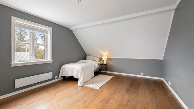 Soverom nr. 2 med speil skyvedørsgarderobe