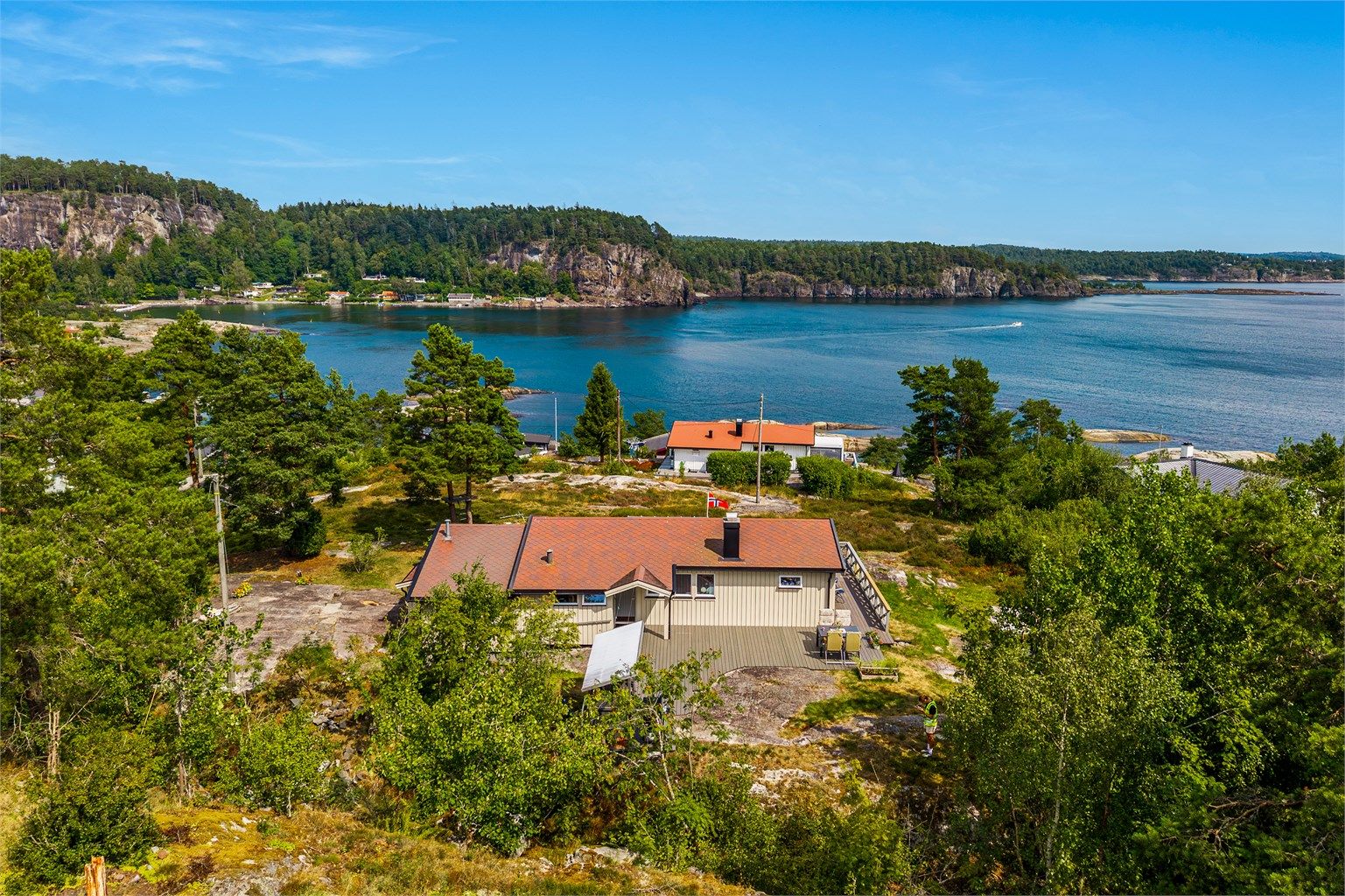 Usjenert og flott beliggenhet med kort avstand til sjøen med fine svaberg, stupebrett og sandstrender.