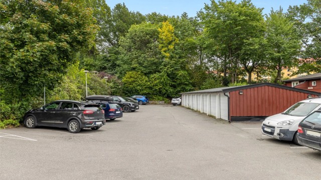 Borettslaget har fri parkering på egne utendørs plasser etter "først til mølla"-prinsippet, og det er installert 12 elbilladere samt 60 garasjer som fordeles etter ansiennitet i borettslaget