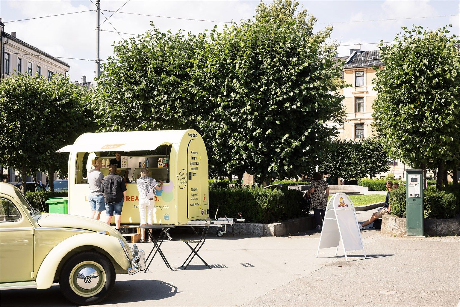 Nærområdet byr på hyggelige møteplasser som Sophus Bugges plass, kun noen minutters gange unna.