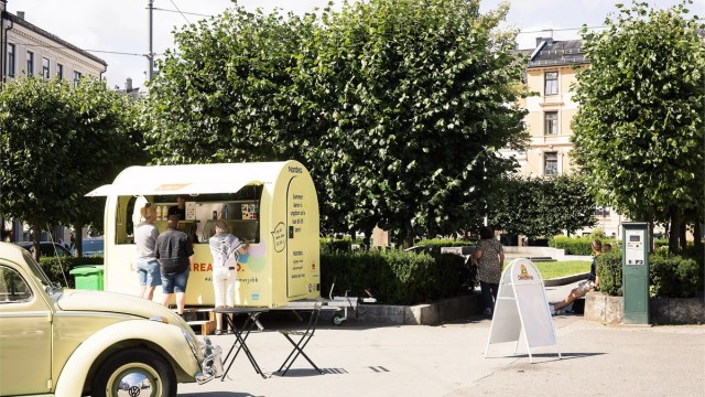 Nærområdet byr på hyggelige møteplasser som Sophus Bugges plass, kun noen minutters gange unna.