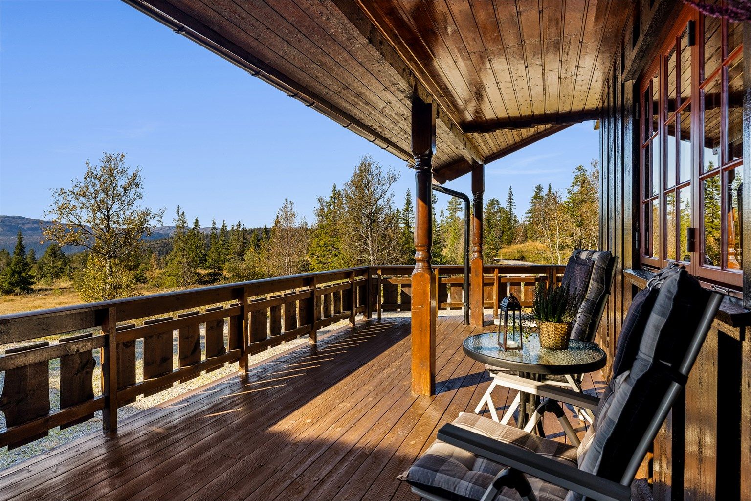 Terrassen gir en åpen utsikt over det omkringliggende fjellterrenget.