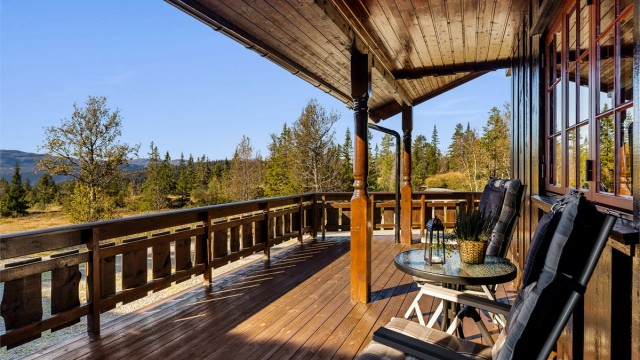Terrassen gir en åpen utsikt over det omkringliggende fjellterrenget.