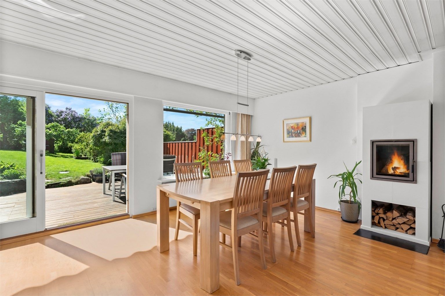 Fra stuen er det direkte utgang til en terrasse på 36 m² og den private hagen.
