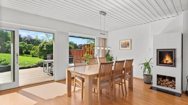 Fra stuen er det direkte utgang til en terrasse på 36 m² og den private hagen.