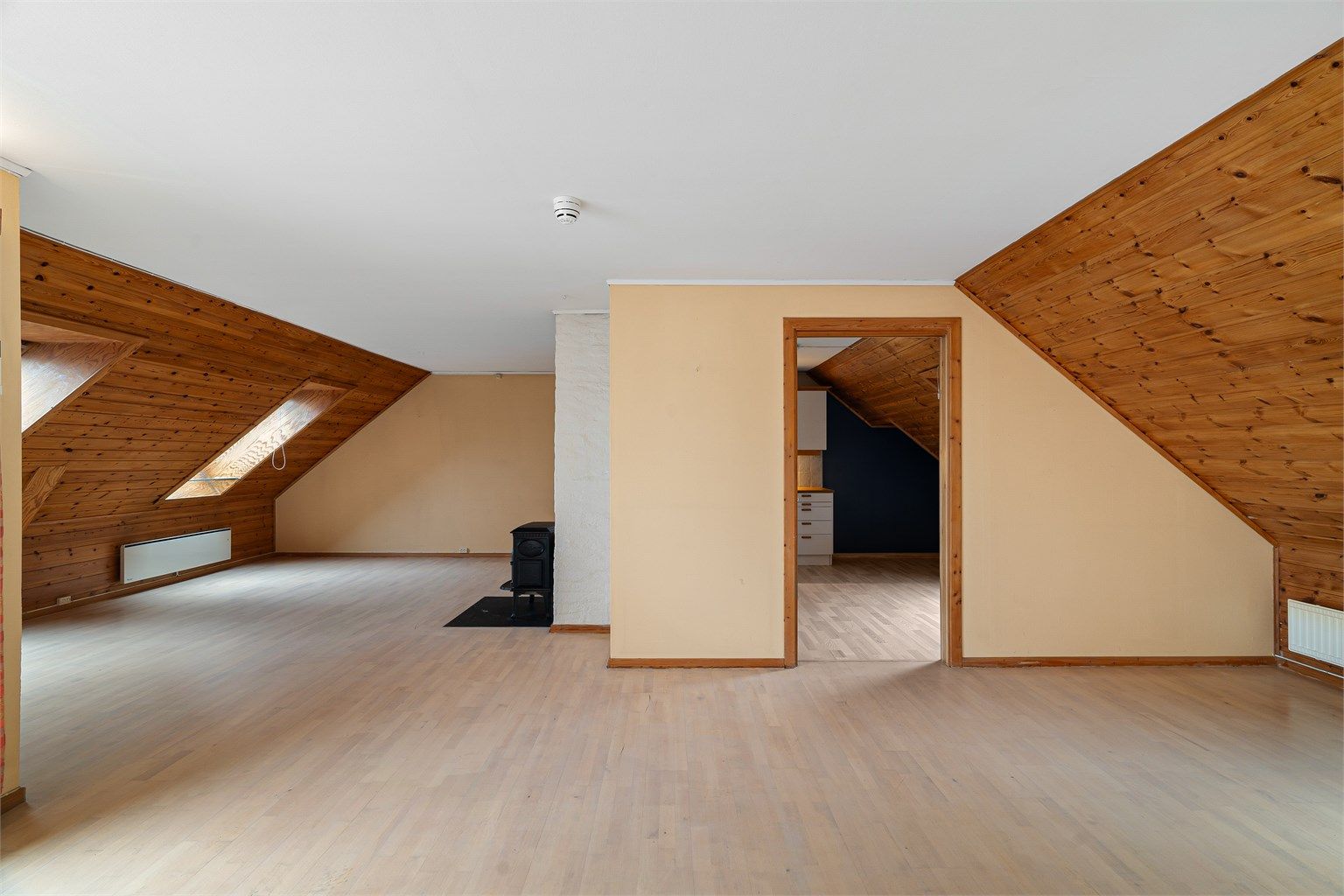 Stor stue på 45 kvm med god plass til sofa- og spisegrupper. 