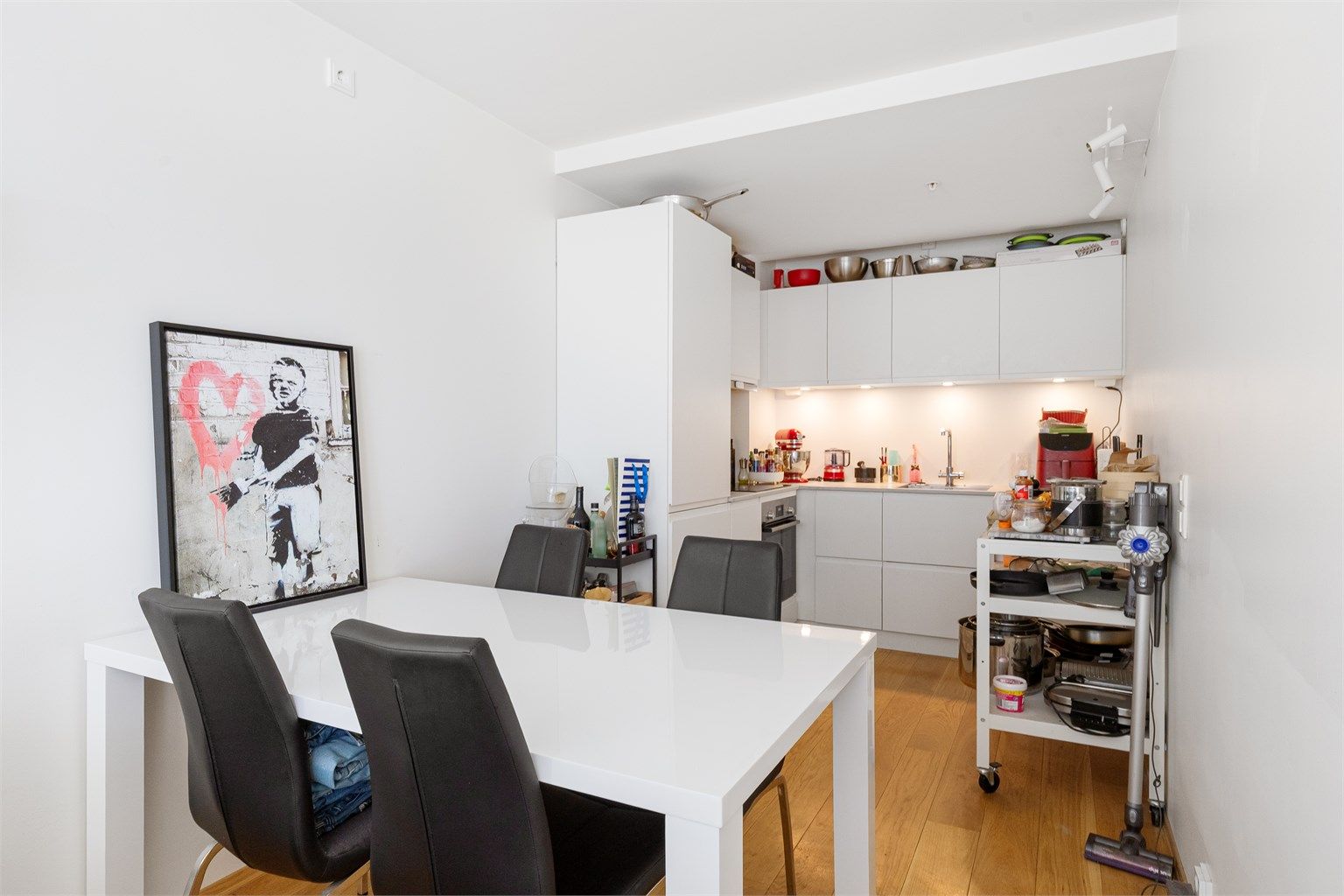 Plass til spisebord i tilknytning til det åpne kjøkkenet i underetasjen.