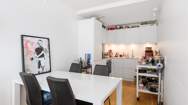 Plass til spisebord i tilknytning til det åpne kjøkkenet i underetasjen.