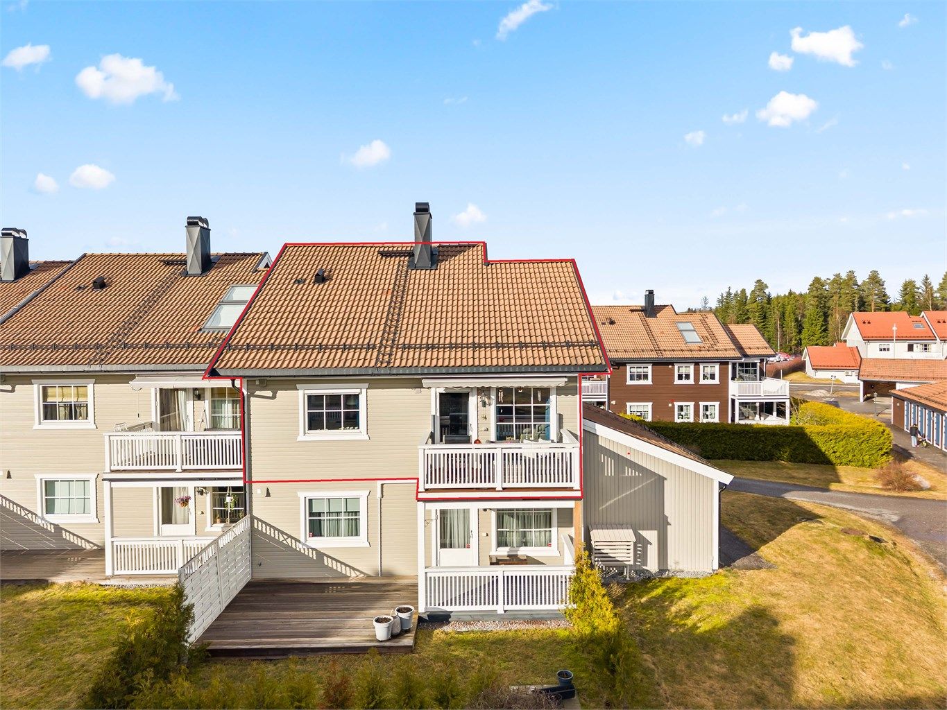 Leiligheten går over to plan og er markert med rød linje.