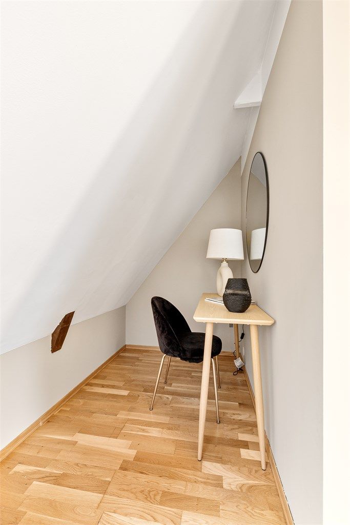 Under skråtaket er det en fin plass for en liten arbeids- eller lesekrok.