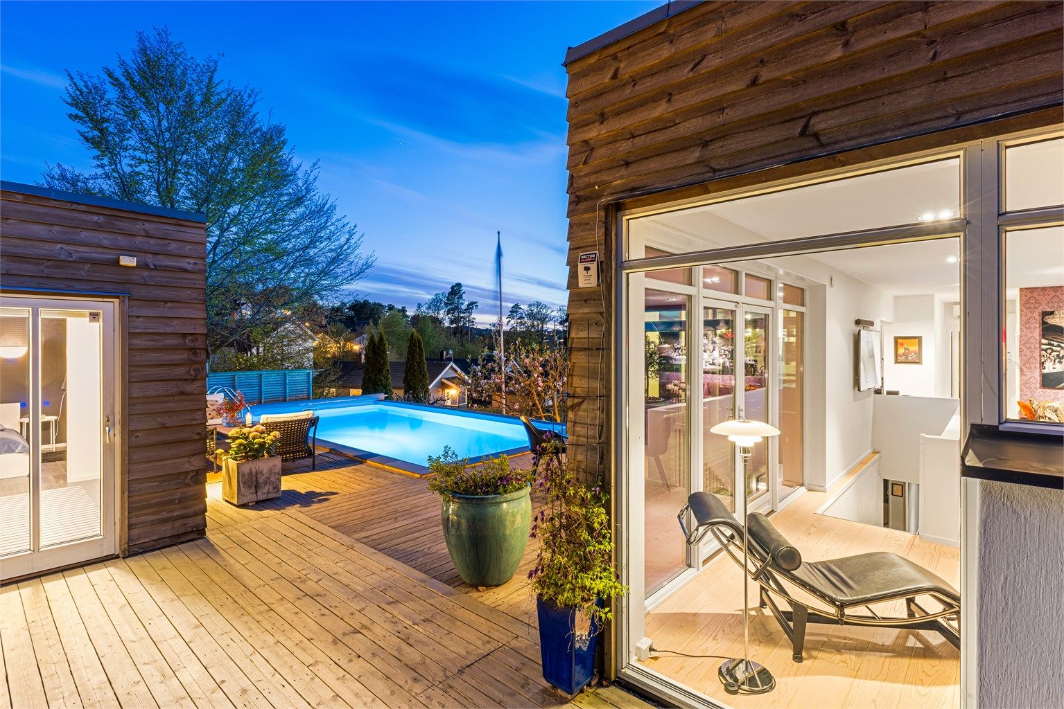 En nydelig opparbeidet tomt som er enkel å vedlikeholde. Praktisk med anneks/gjestehus på terrassen.